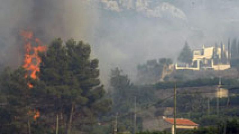 Un incendio en una zona montañosa de Alicante moviliza 14 medios aéreos