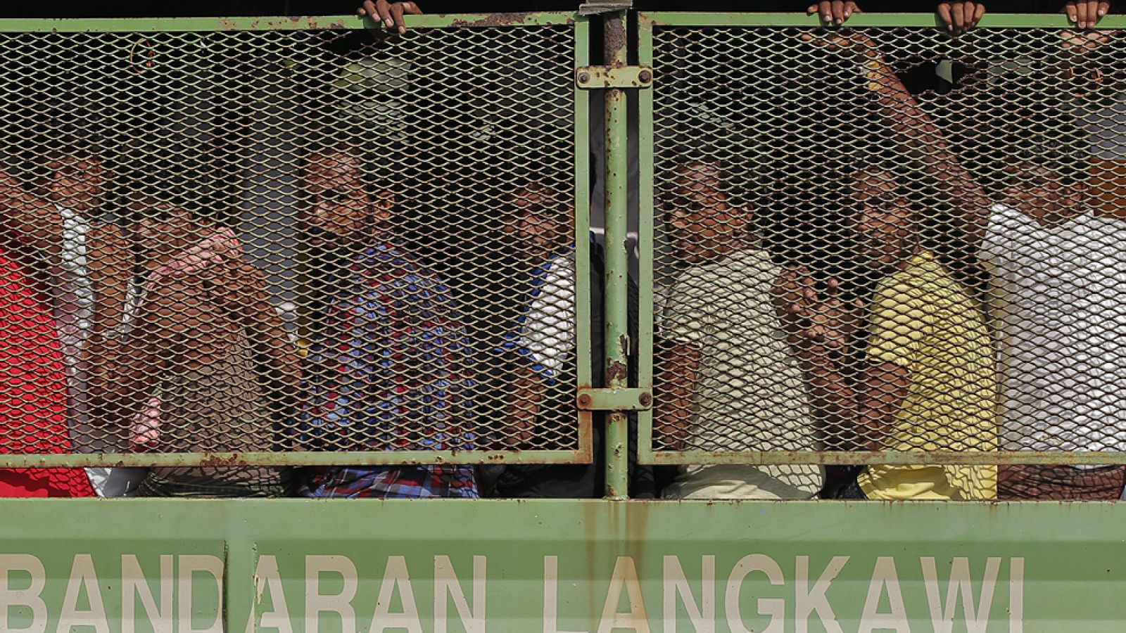 Ocho mil personas se encuentran a deriva en el golfo de Bengala, en el sudeste asiático, según las estimaciones de la Organización Internacional para las Migraciones (OIM). La mayoría de ellas proceden de Banglaesh y Myanmar (la antigua Birmania), y muchas son rohingya, una minoría musulmana perseguida.  a Agencia de las Naciones Unidas para los Refugiados (ACNUR) ha advertido de que la situación puede degenerar en una grave crisis humanitaria y ha pedido una operación internacional de salvamento.