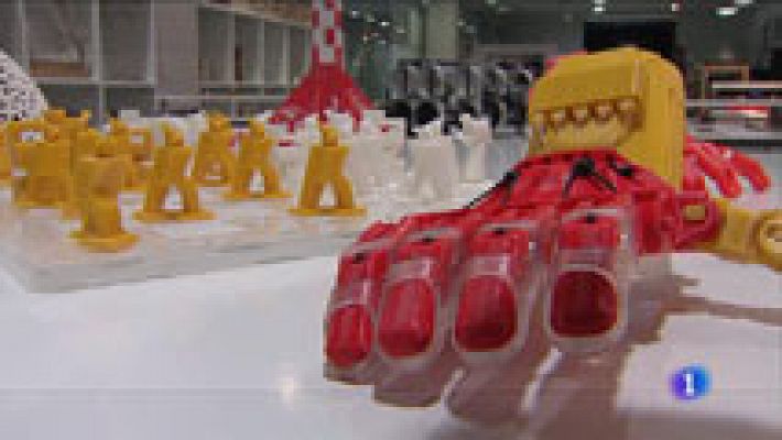 Telediario 1 - Una mano como la de Ironman para un niño sin dedos