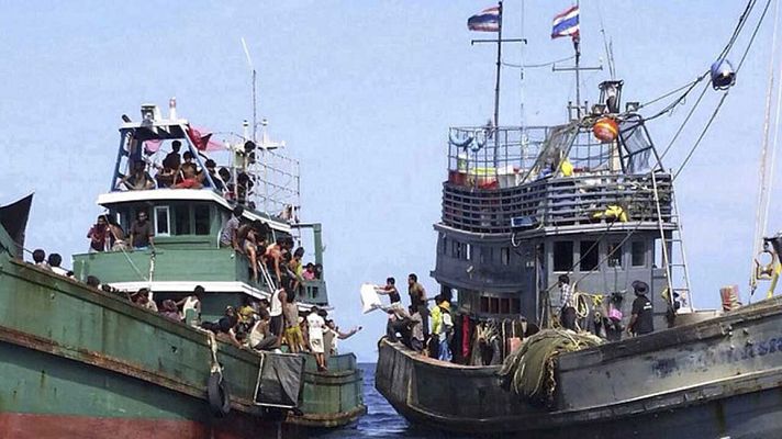Telediario 1 - Desembarcan en Indonesia otros 800 migrantes que se encontraban a la deriva en el mar