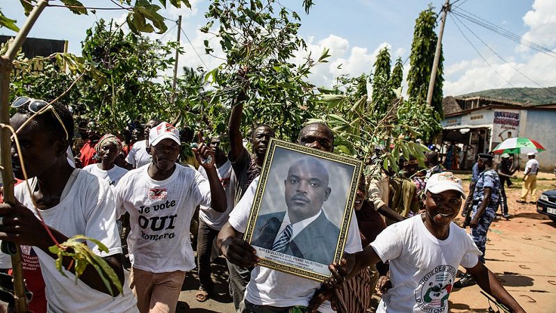Los militares que intentaron un golpe de Estado en Burundi se han rendido después de que el presidente, Pierre Nkurunziza, anunciara su regreso al país. Nkurunziza ha advertido de que de que "no habrá piedad para los enemigos de la democracia". El presidente de Burundi se encontraba en Tanzania cuando el pasado miércoles una parte del Ejército y la Policía anunció su destitución.