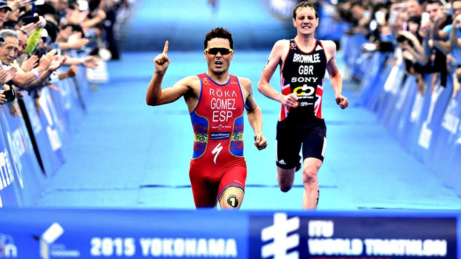 El triatleta español Javier Gómez Noya ha vencido con épica esta  madrugada en la quinta prueba de las Series Mundiales, disputada en  Yokohama (Japón), tras imponerse al sprint al campeón olímpico, el  británico Alistair Brownlee, mientras que otro 