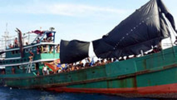 Telediario 1 - Los 6.000 inmigrantes abandonados en las aguas del sureste asiático siguen a la espera de una solución