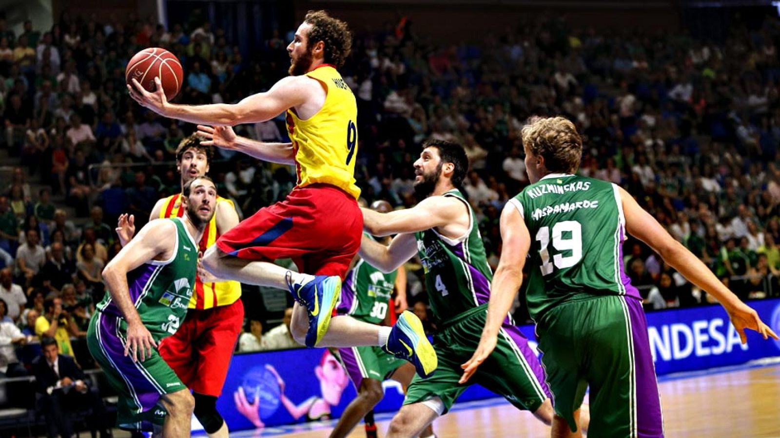 El Unicaja volvió a perder, y ya son cinco derrotas consecutivas y la segunda como local en lo que va de temporada, en esta ocasión ante un gran FC Barcelona (61-74), lo que pone al equipo catalán segundo en la clasificación y al andaluz tercero a fa