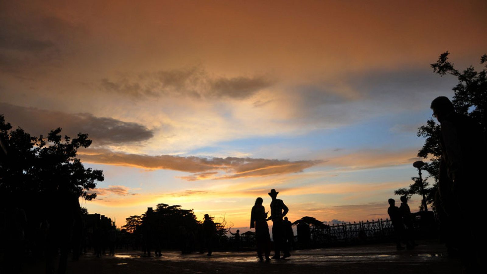 Viento fuerte en Estrecho, Alborán y costa gallega