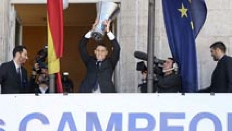 Tras la consecución de su novena Copa de Europa, el Real Madrid de baloncesto ha ofrecido el título a la afición blanca desde la Puerta del Sol de Madrid.