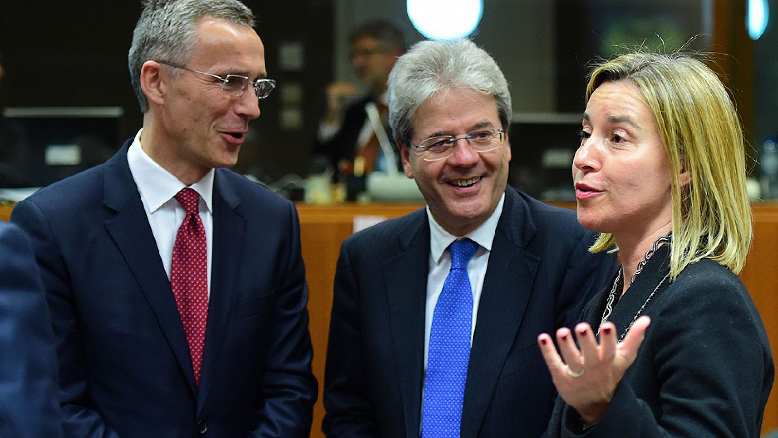 Los ministros de Exteriores y Defensa de la Unión Europea (UE) han dado luz verde a una misión naval para combatir a las mafias que transportan ilegalmente a migrantes en el Mediterráneo y que abre la puerta a "desechar" las embarcaciones en sus puntos de origen. 