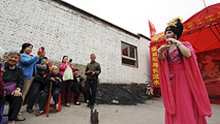 China quiere limitar el número de bailarinas callejeras  