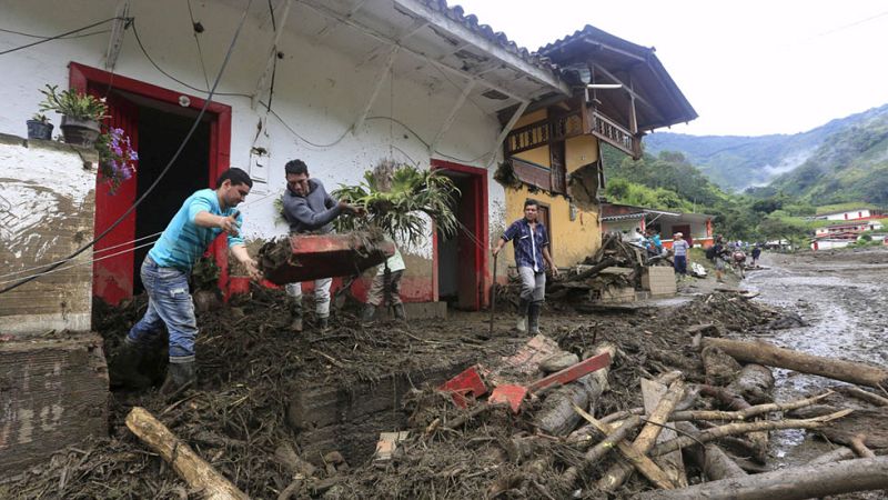 60 muertos la avalancha de tierra y lodo registrada en el noroeste de Colombia
