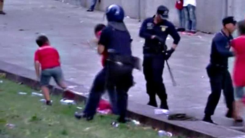 Las celebraciones por la consecución del título de Liga del Benfica en Portugal acabaron con numerosos incidentes, pero lo que ha dado la vuelta al mundo es un vídeo espeluznante en el que se observa que un polícia agrade salvajemente a un padre y a 