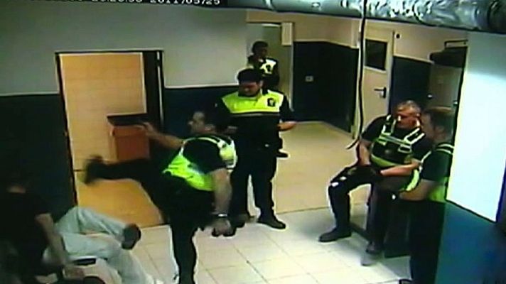 Telediario 1 - Arranca el juicio contra cuatro policías de Palma de Mallorca acusados de agredir a un detenido