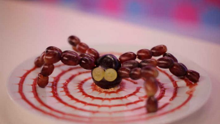 Postre - Araña de ciruela y uva sobre seda de mermelada