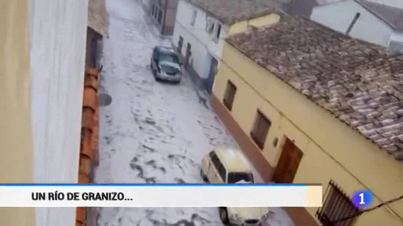 Un río de granizo anega el pueblo de San Clemente, en Cuenca