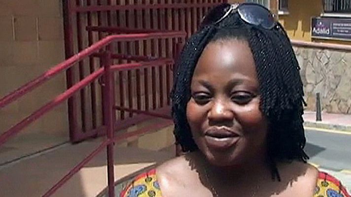 Telediario 1 - El niño hallado en una maleta en Ceuta se queda en España