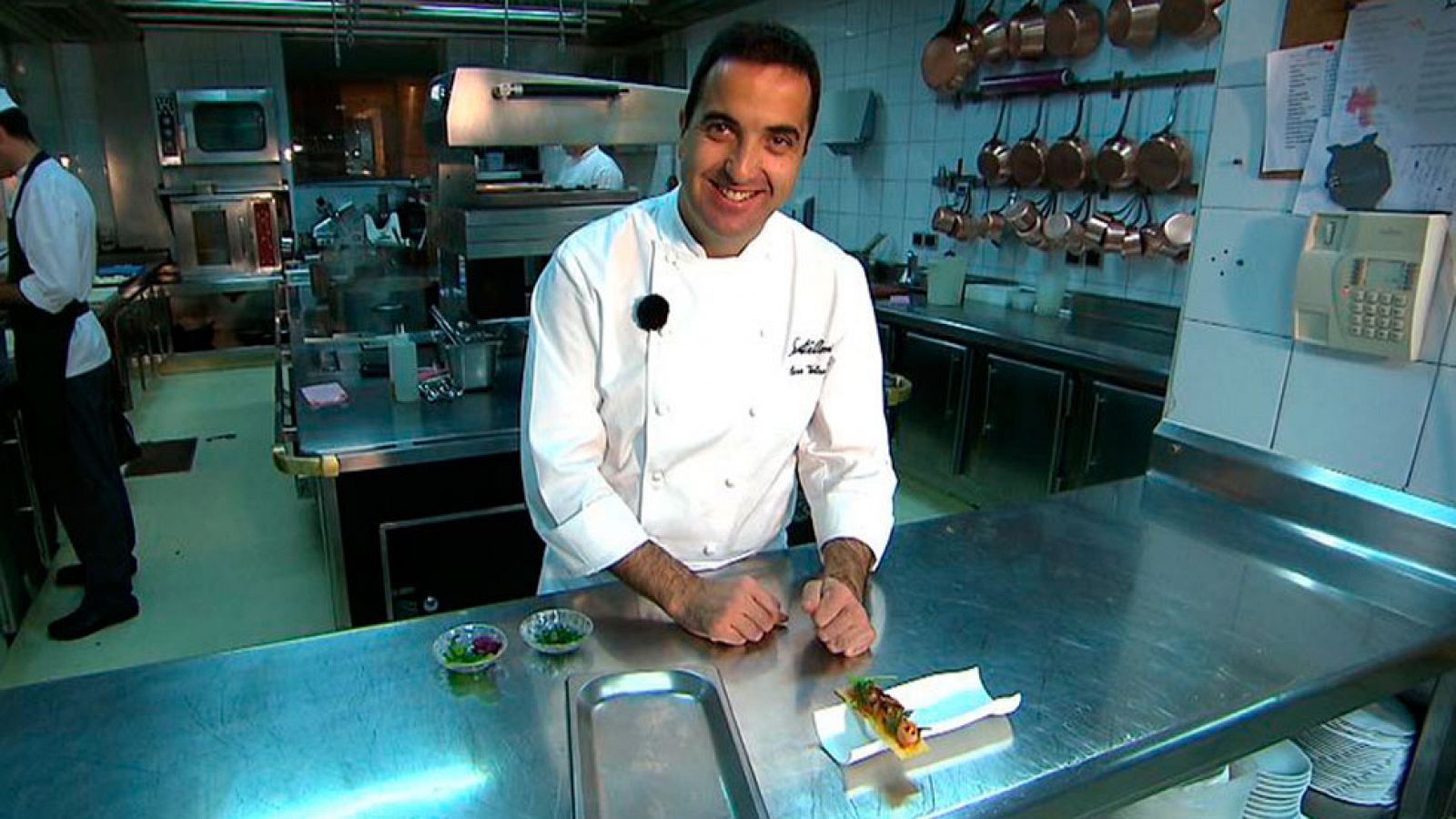   Óscar Velasco prepara una tosta de pollo con pisto 