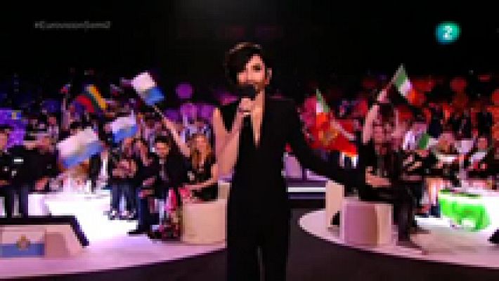 Conchita Wurst saluda en la segunda semifinal