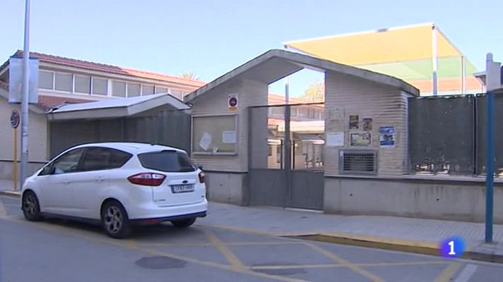 Telediario 1 - Orden de alejamiento a un padre del colegio de su hijo