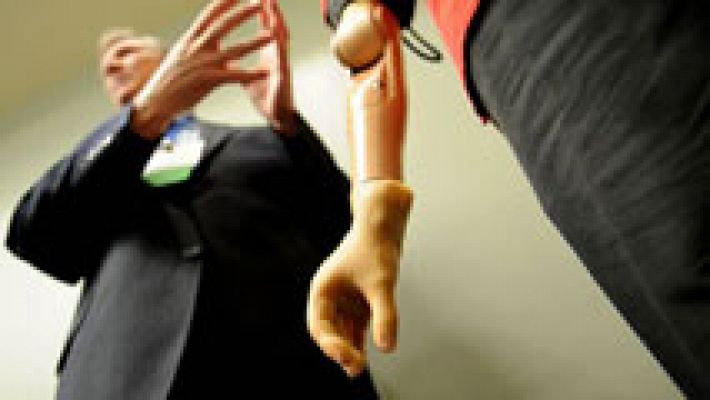 Telediario 1 - Un tetrapléjico consigue mover un brazo robótico con el pensamiento