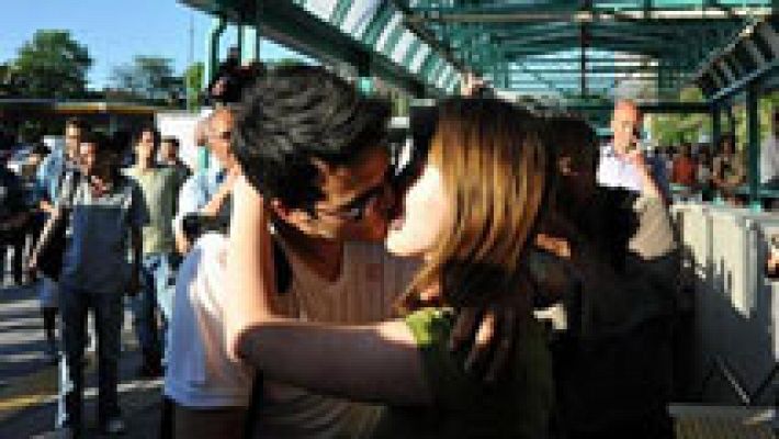 Telediario 1 - Hoy se celebra el día mundial del primer beso