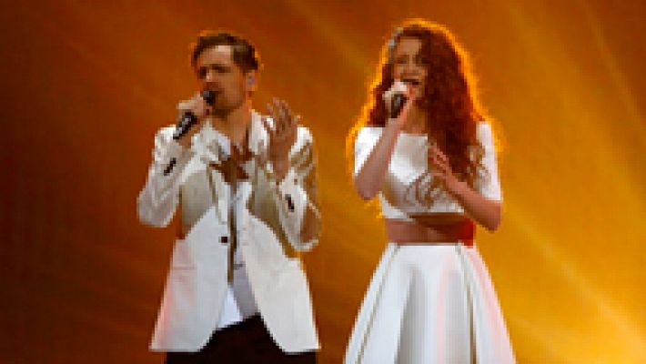 Noruega: Mørland & Debrah Scarlett cantan 'A Monster Like Me