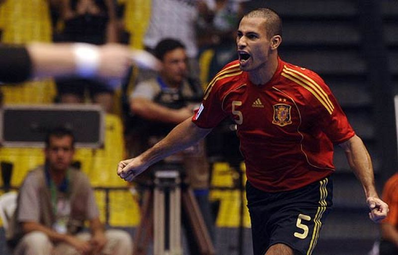La selección española de fútbol sala ha ganado por 2-1 a Argentina y pasa a las semifinales. El primer tanto del equipo español fue de Fernandao, el marcador de la "roja" lo cerró Ortiz en la segunda mitad. 