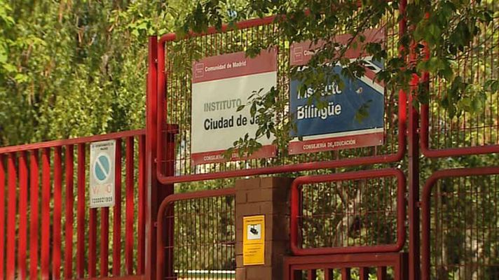 Telediario 1 - TVE ha hablado con la familia de la chica que se suicidó