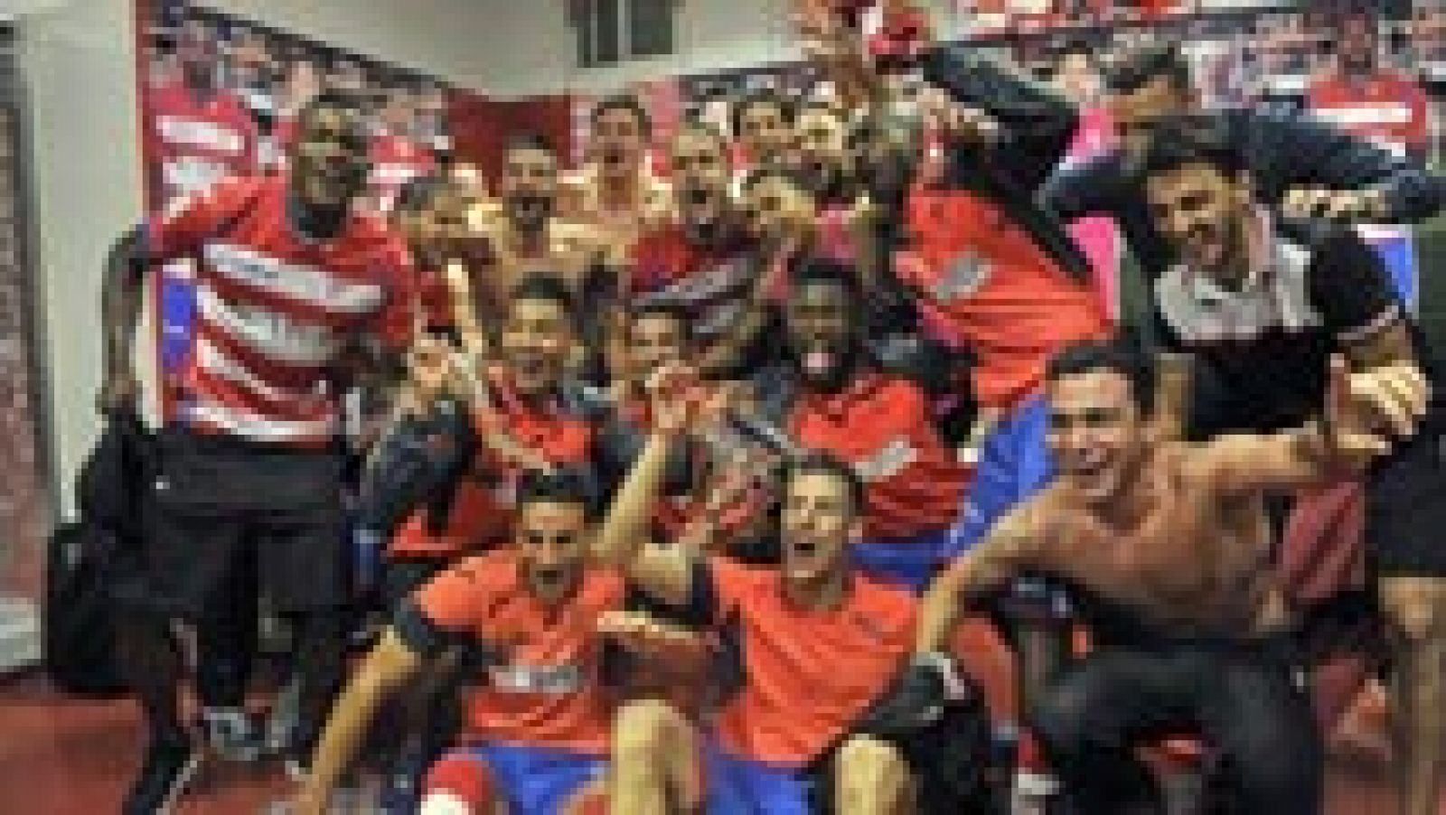 Fiesta en el vestuario e invasión de campo para celebrar la salvación del Granada