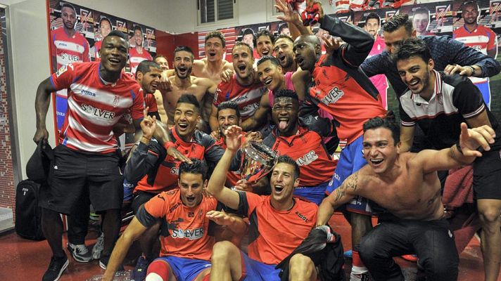 Telediario 1 - Invasión de campo para celebrar la salvación del Granada