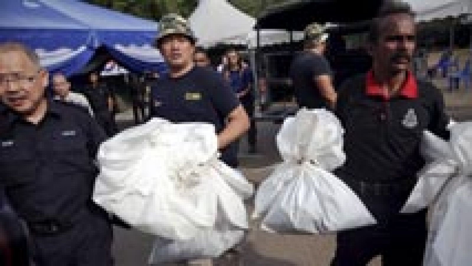 Malasia encuentra 139 fosas comunes en los campos de los traficantes de personas