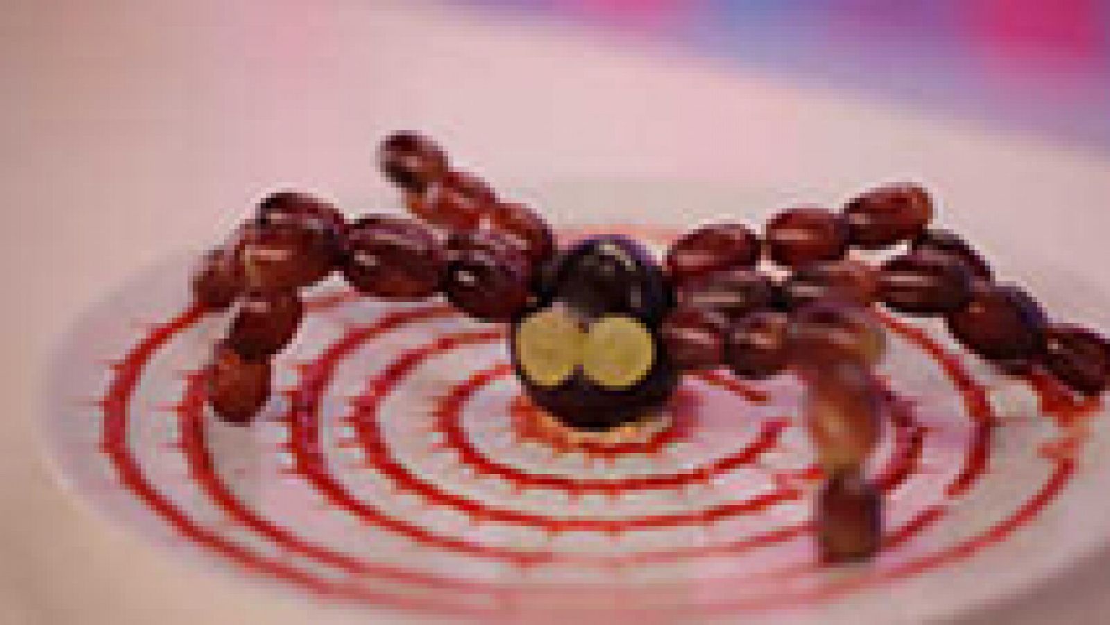 Araña de ciruela y uva sobre seda de mermelada