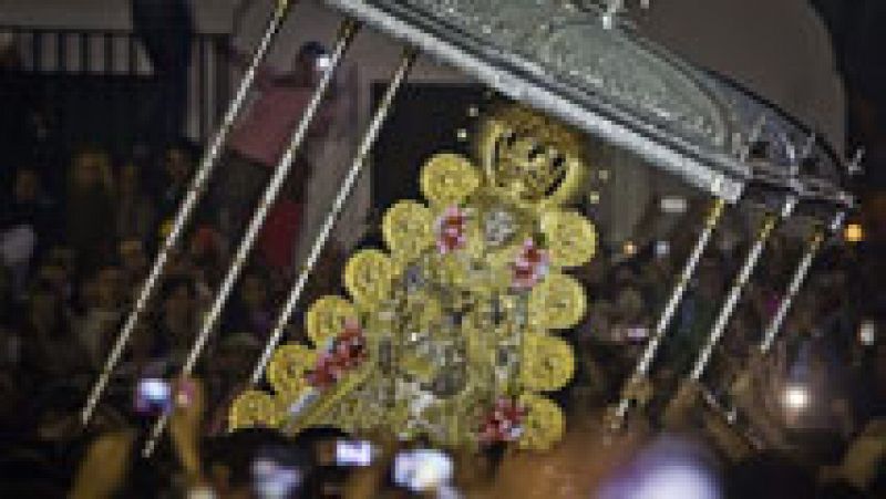 Los almonteños saltan la reja y llevan a la Virgen en su tradicional procesión por la aldea