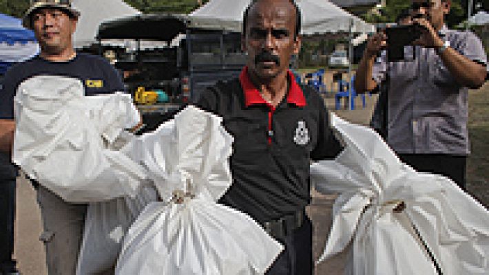 Telediario 1 - Malasia encuentra 139 fosas comunes en los campos de los traficantes de personas