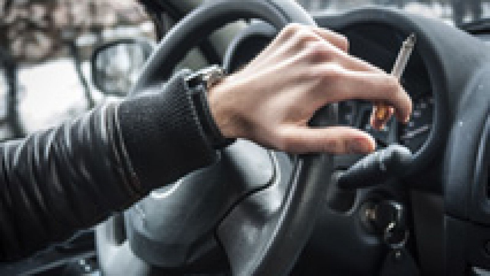 La mayoría de los fumadores españoles, a favor de prohibir fumar en los coches cuando viajan niños