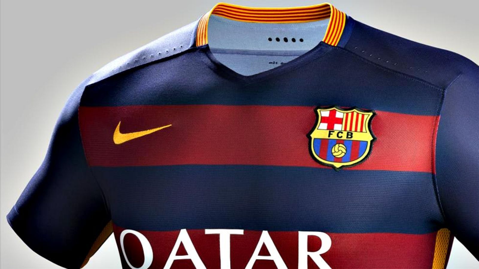 La nueva camiseta del Barça para la proxima temporada se ha puesto hoy a la venta. Con mucho éxito, por lo que hemos podido comprobar en la tienda del Camp Nou, la pesar de ser la primera con franjas horizontales.