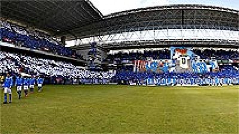 Un grupo de aficionados del Oviedo ha acampado en los aledaños del Carlos Tartiere para conseguir entradas para el partido contra el Cádiz en el que puede ascender a Segunda División.