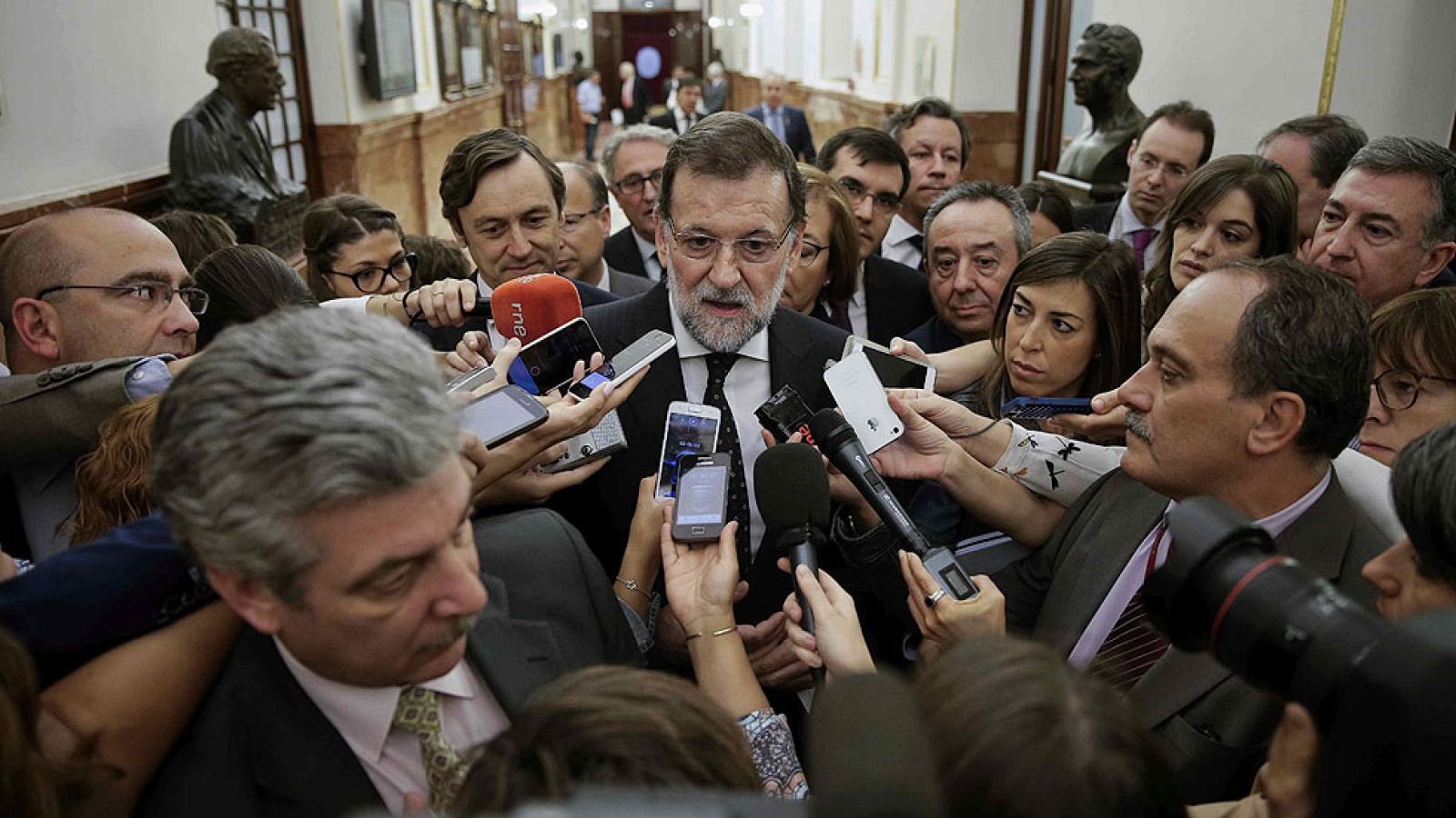 Rajoy no descarta cambios en el PP y asegura que tomará decisiones "poco a poco"