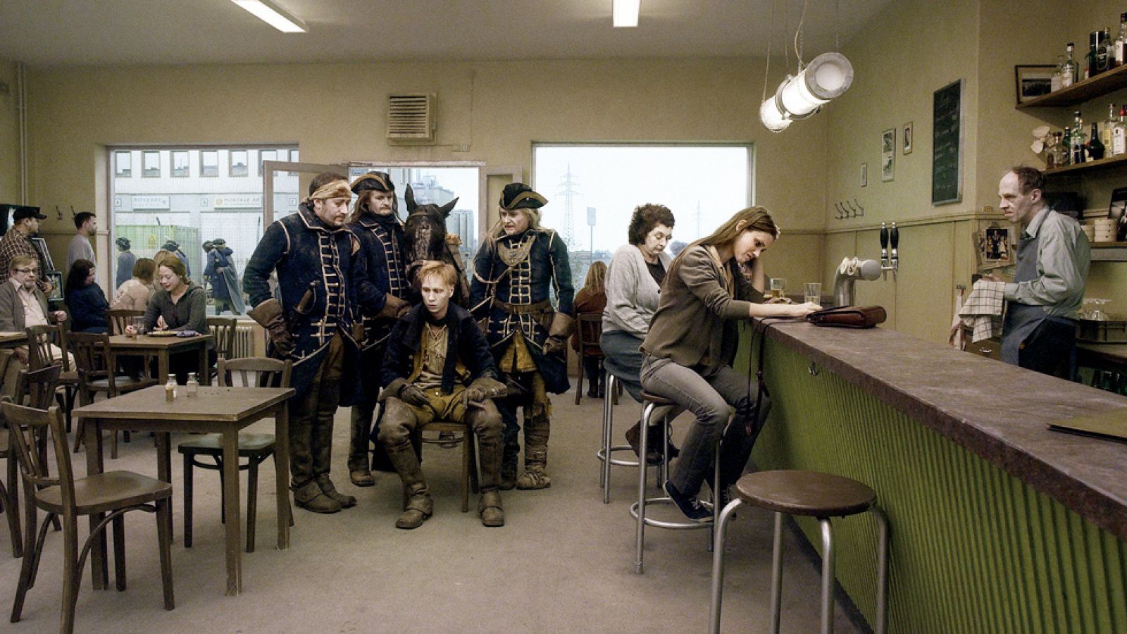 Tráier de 'Una paloma se posó en una rama a reflexionar sobre la existencia' | Ver