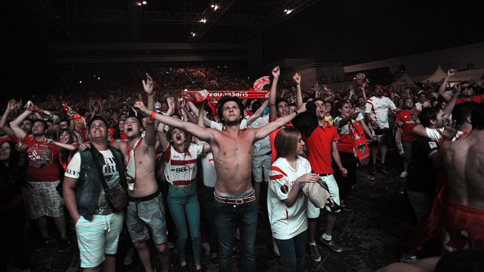 Todo Sevilla se volcó con su equipo en la final de Varsovia y ahora esperan con ansia la llegada de la Copa a la ciudad andaluza.