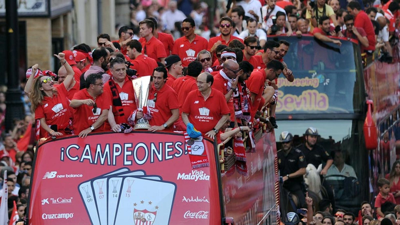 El Sevilla, al completo, ha celebrado con los seguidores el trofeo logrado de la Europa League por las calles de la ciudad. El club de Nervión ha hecho historia con su cuarto título de la competición y los seguidores le han pedido a Emery que continúe al frente del banquillo.