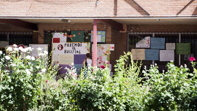 La asociación de padres del Ciudad de Jaén pide restituir al director mientras se investiga el suicidio de una alumna