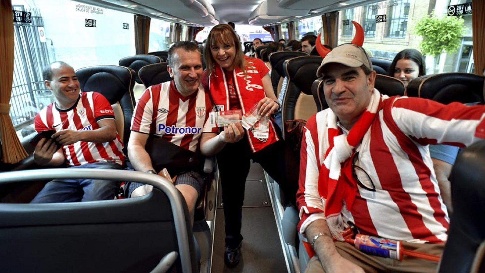 Los aficionados 'leones' parten a la conquista del Camp Nou | Ver