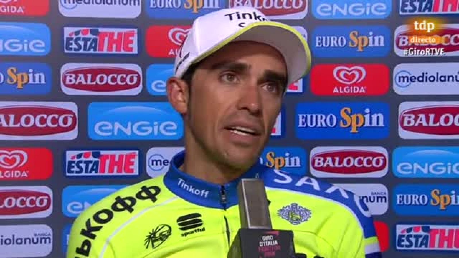 El líder del Giro, Alberto Contador, ha aguantado bien otra jornada más, a pesar de la victoria de Aru, y no ve peligrar su 'maglia' rosa, de la que cada vez está más cerca de llevarse a casa.