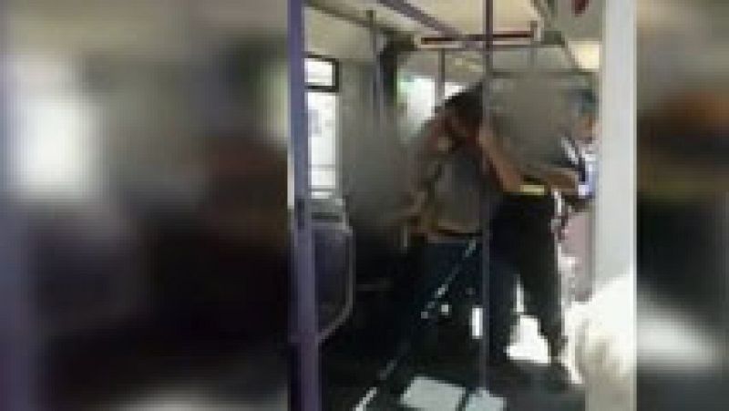 Dos agentes de seguridad del tranvía de Valencia, apartados por la agresión a un joven