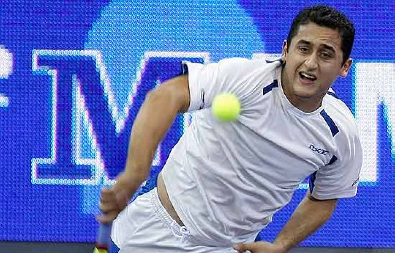Nicolás Almagro ha sido el primer tenista español en caer en el Masters Series de Madrid. El murciano ha sido eliminado por el italiano Simone Bolelli, procedente de la fase previa, por 7-6 (4) y 6-1.
