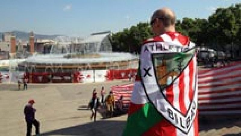 Las aficiones de Barcelona y Athletic Club ya calientan la final de Copa que se juega en la Ciudad Condal, que ha sido tomada por miles de seguidores bilbainos.