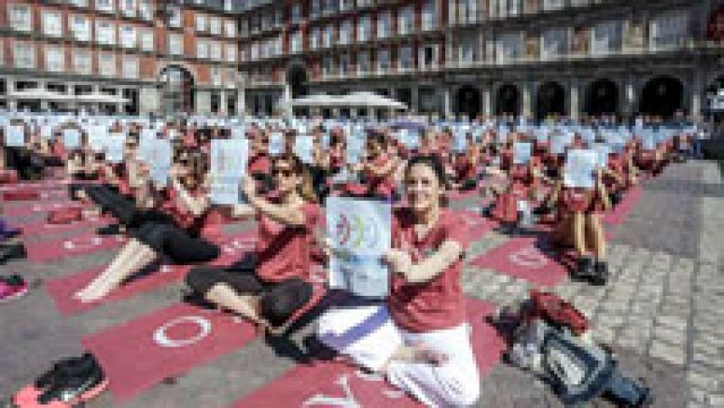 3.000 personas practican yoga en la plaza mayor de Madrid
