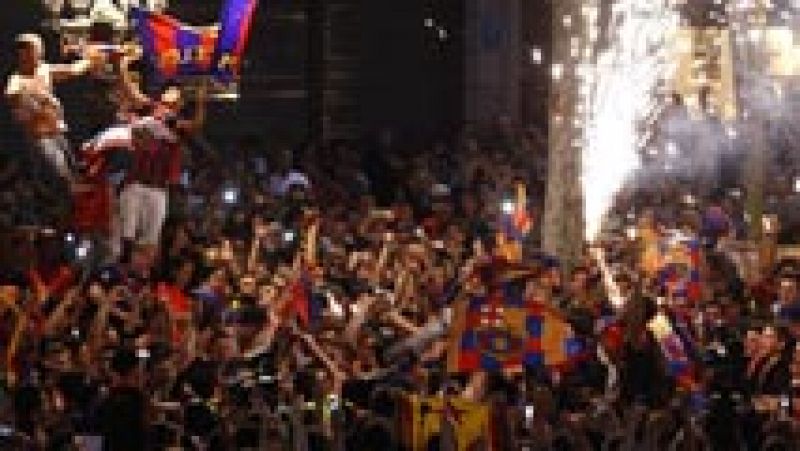 Unos 10.000 culés celebran en Canaletas el título de Copa