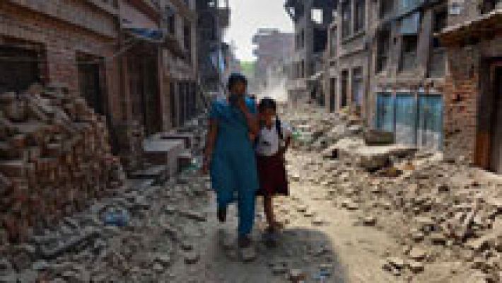 Telediario 1 - Los niños de Nepal regresan al colegio cinco semanas después