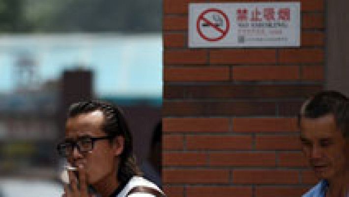 China prohíbe fumar en lugares públicos