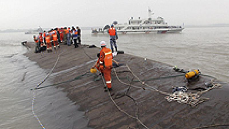 Quince supervivientes y al menos cinco fallecidos en el hundimiento de un barco con 458 personas a bordo
